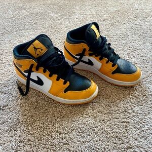 Air Jordan 1 Mid Taxis.  Size: Big Boys 4.5
